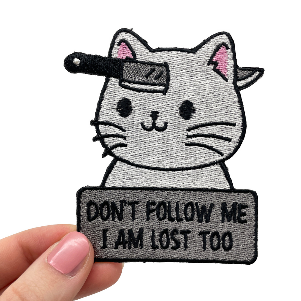 Frauenhand hält den Katzen Patch