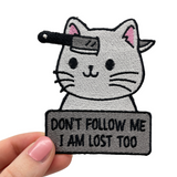 Frauenhand hält den Katzen Patch