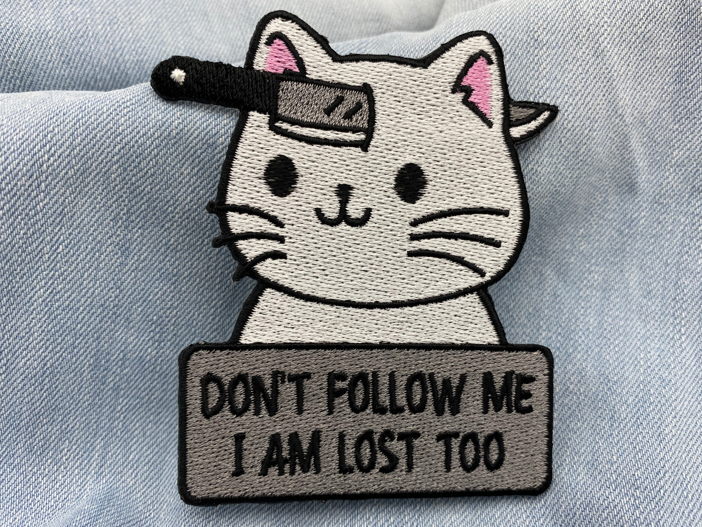Katzen Patch auf hellblauer Jeans