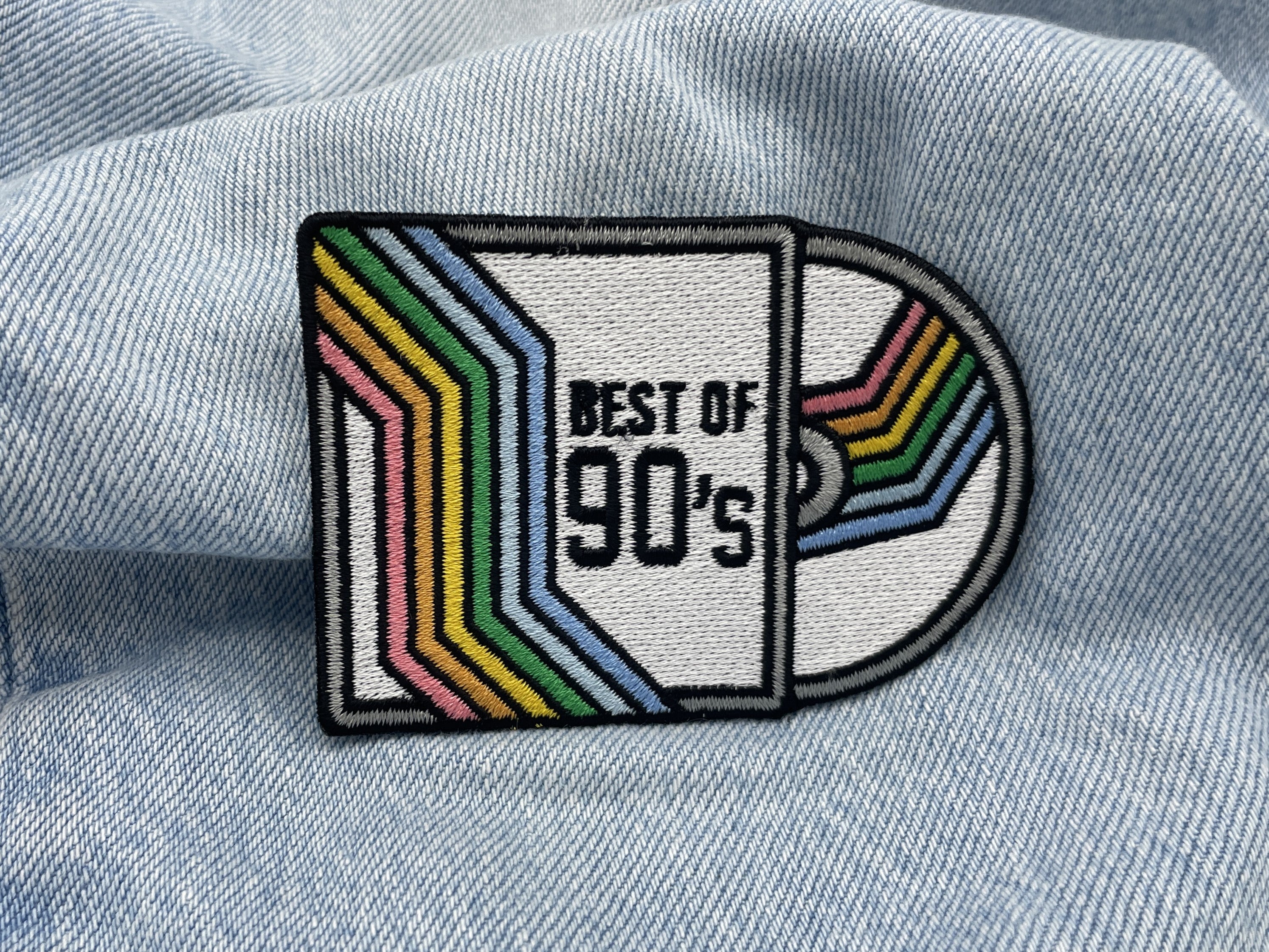 90´s CD Patch auf hellblauer Jeans