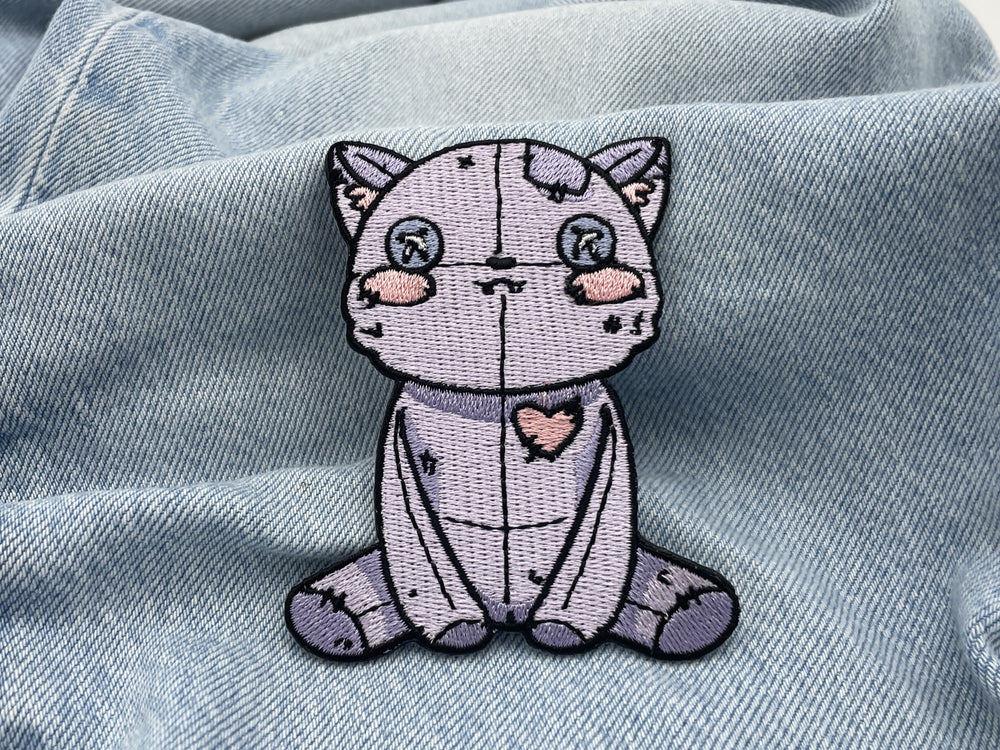 Vodoo Katze Patch auf hellblauer Jeans