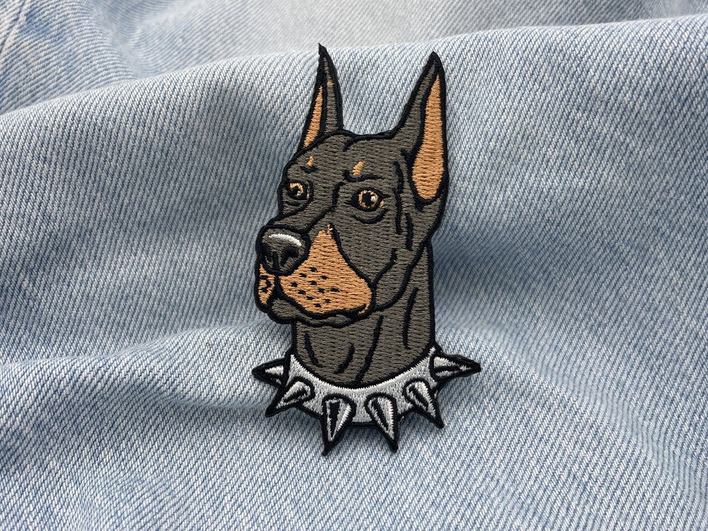 Dobermann Patch auf hellblauer Jeans