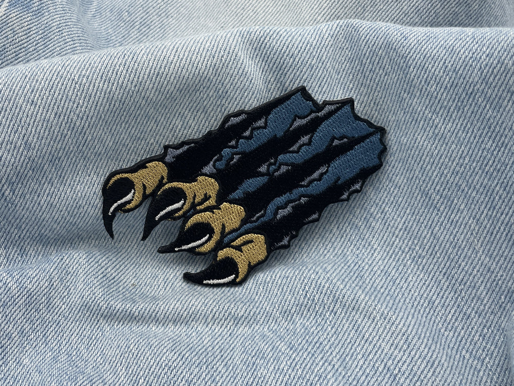 Jeans Krallen Patch auf hellblauer Jeans