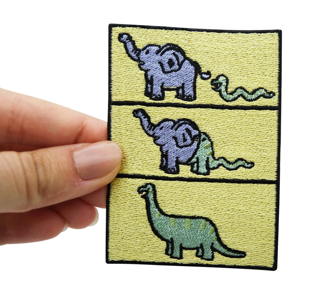 Frauenhand hält den Dino Evolution Patch