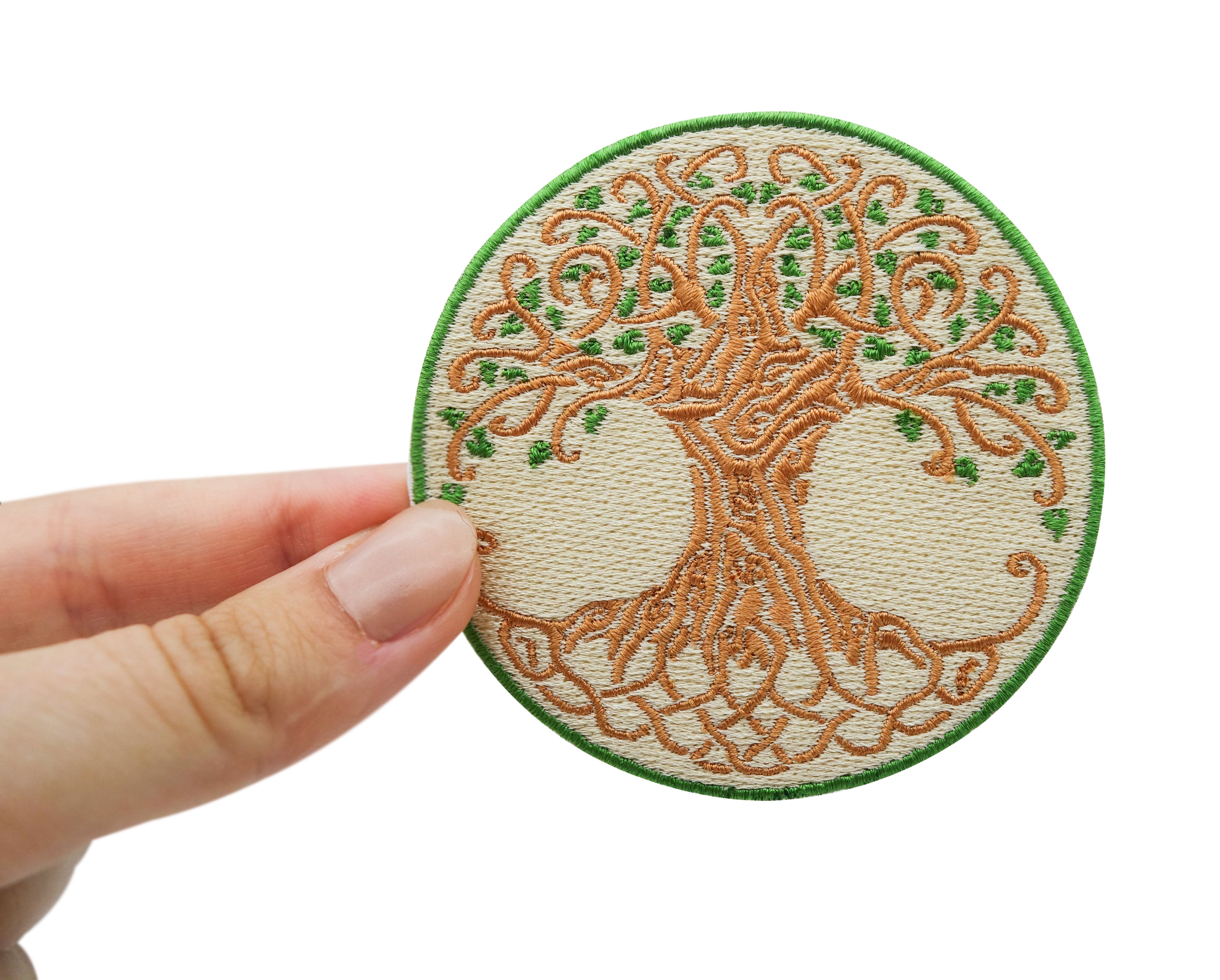 Baum des Lebens Patch gehalten von einer Frauenhand