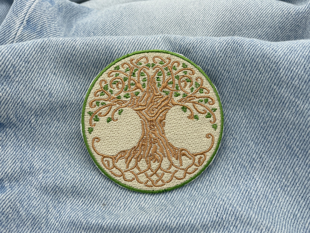 Baum des Lebens Patch auf hellblauer Jeans