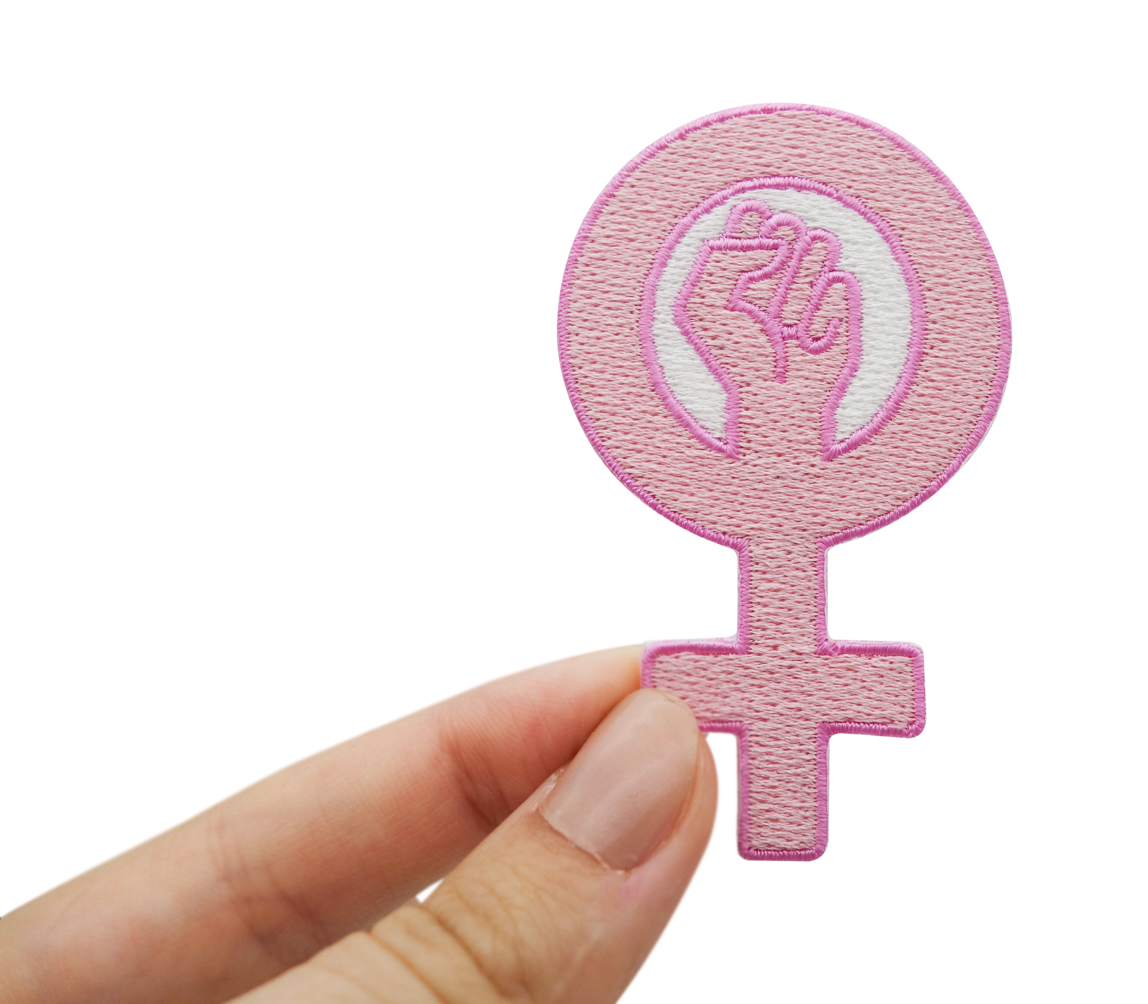 Frauen Power Patch gehalten von einer Frauenhand
