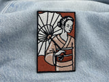 Japanische Frau mit Schirm Patch auf hellblauer Jeans