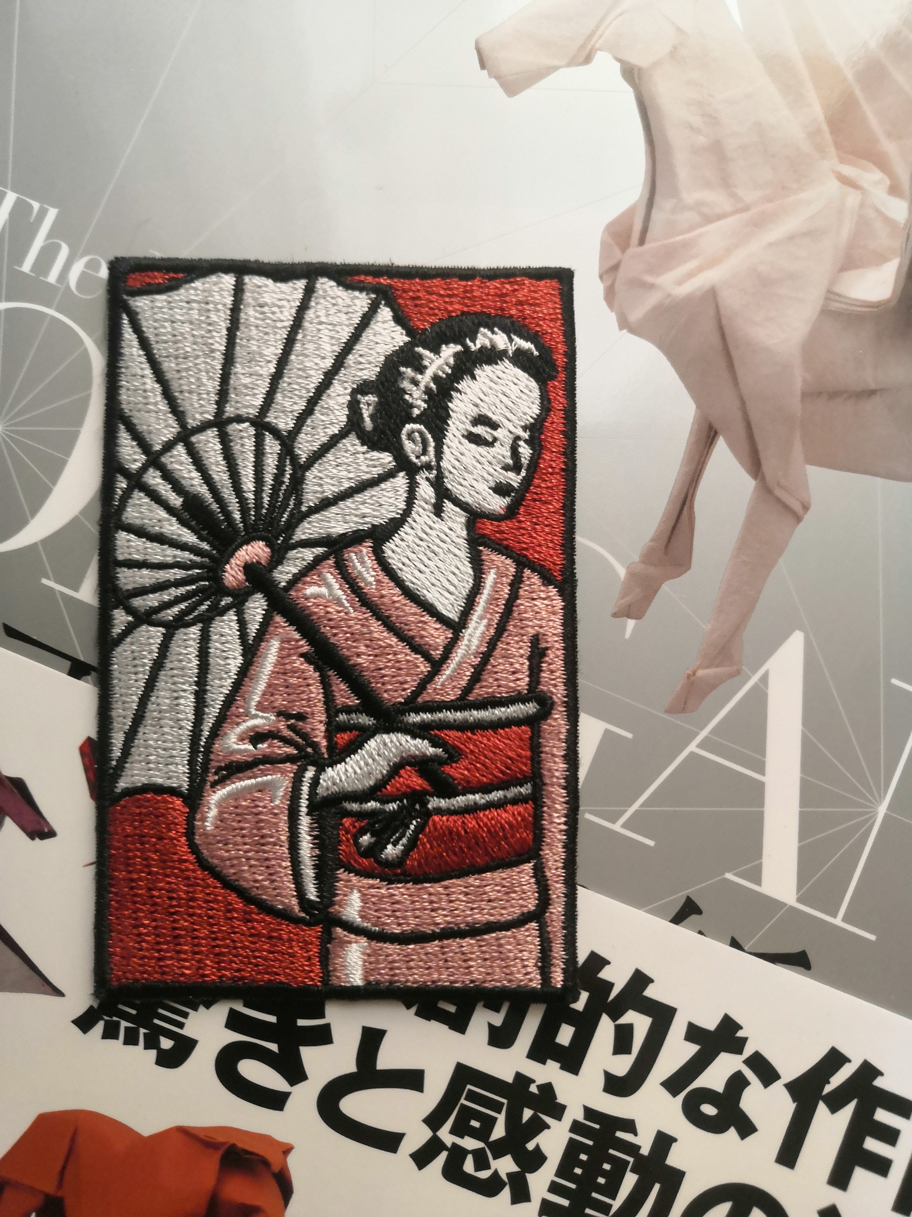 Japanische Frau mit Schirm Patch auf stylischem Hintergund