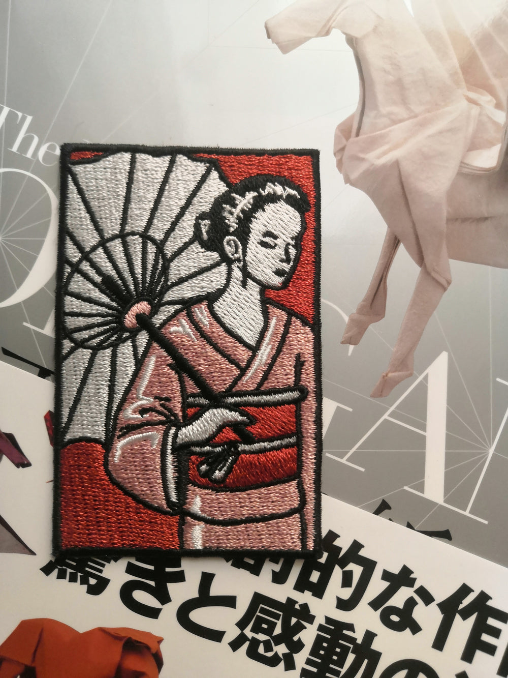 Japanische Frau mit Schirm Patch auf stylischem Hintergund