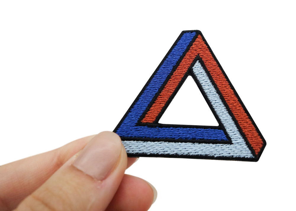 Frauenhand hält den Penrose Dreieck Patch