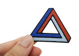 Frauenhand hält den Penrose Dreieck Patch
