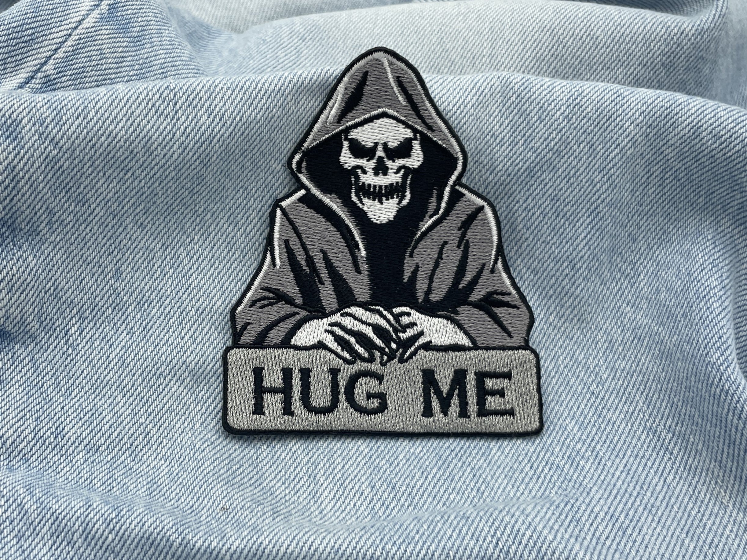 Sensenmann Patch auf hellblauer Jeans