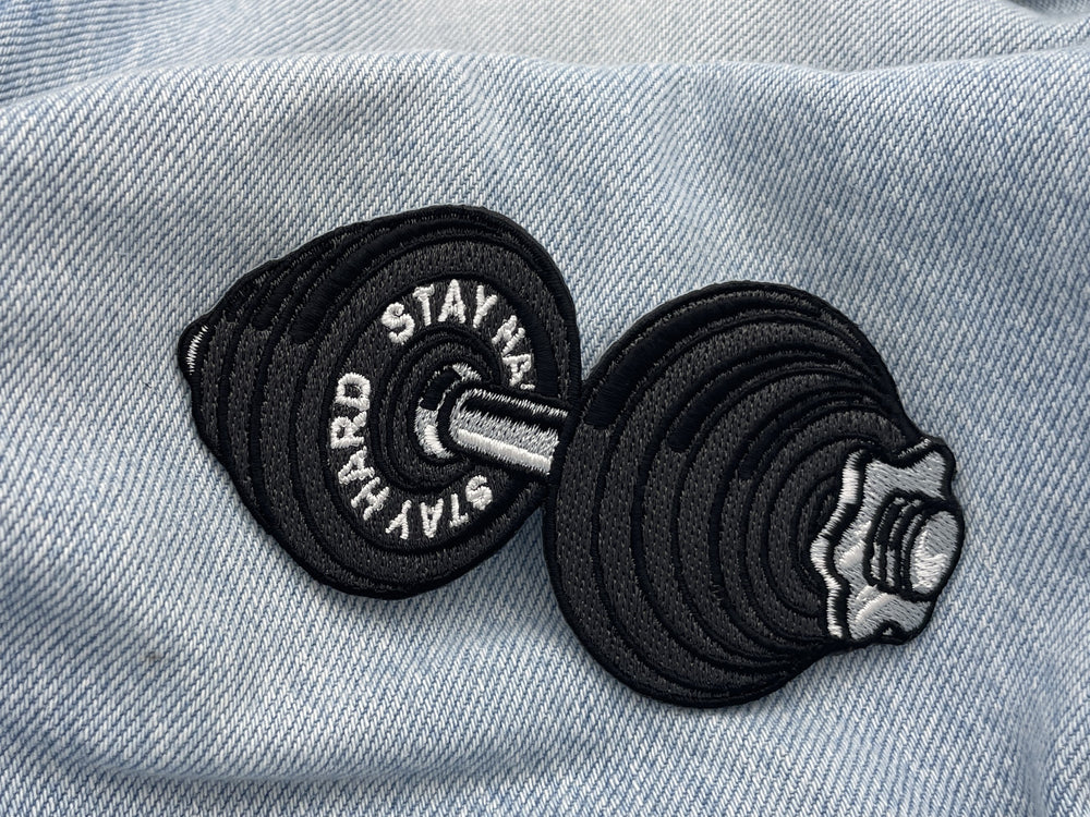 Hantel Patch auf hellblauer Jeans