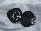 Hantel Patch auf hellblauer Jeans