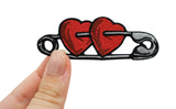 Sicherheitsnadel Patch gehalten von einer Frauenhand