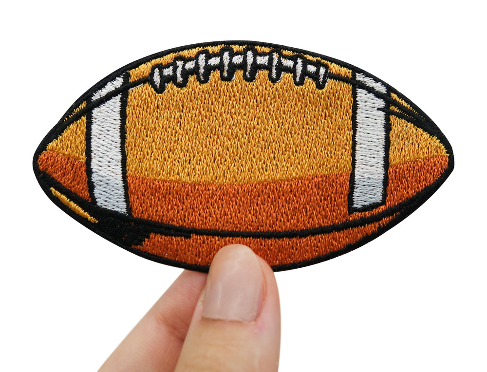 American Football Patch gehalten von einer Frauenhand