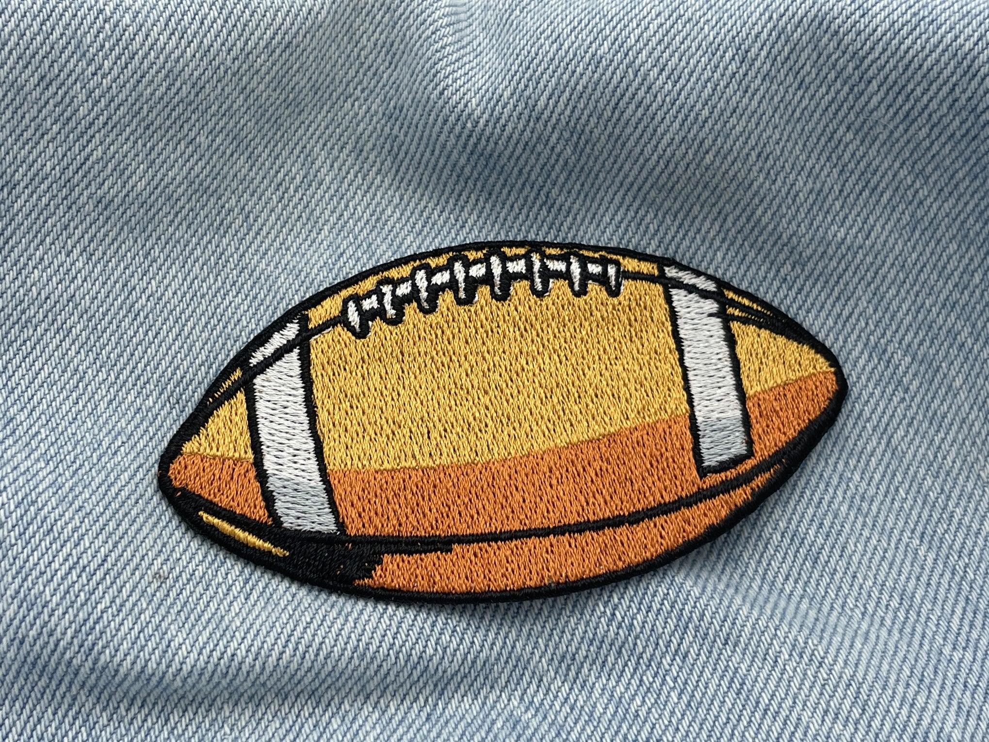 American Football Patch auf hellblauer Jeans