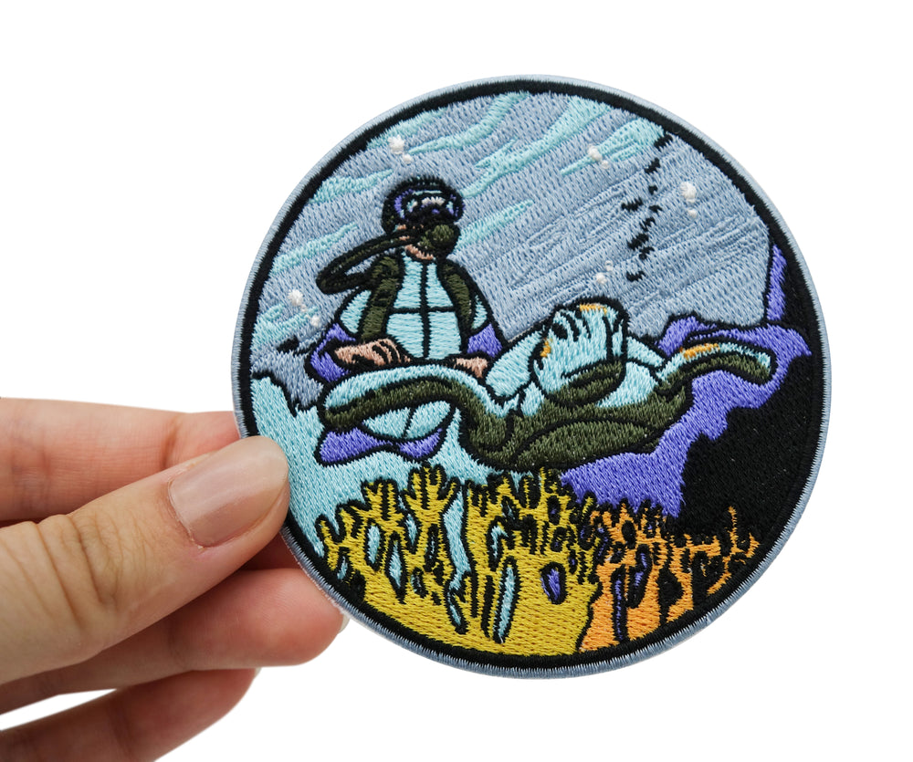 Schildkröten Taucher Patch gehalten von einer Frauenhand