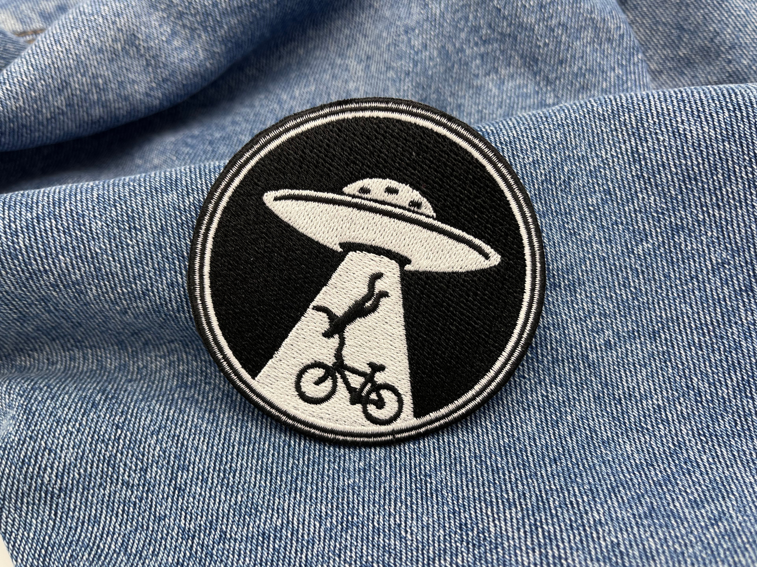 Alien Invasion Patch auf blauer Jeans