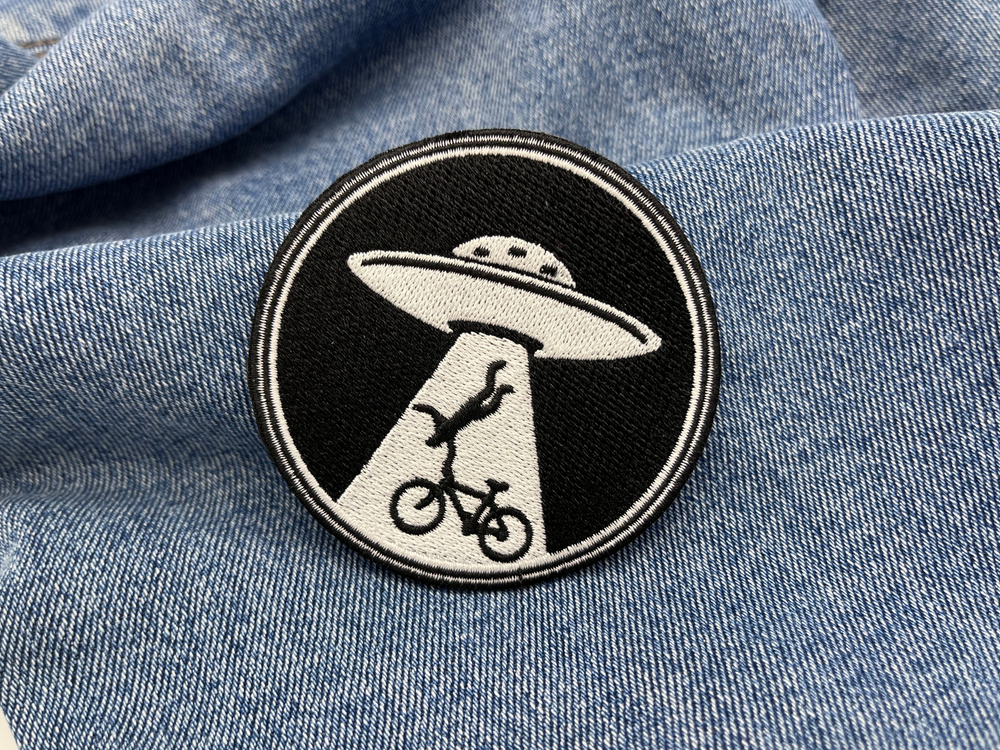 Alien Invasion Patch auf blauer Jeans