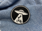 Alien Invasion Patch auf blauer Jeans