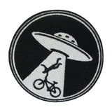 Schwarz-weißer Ufo entführt Mensch Patch
