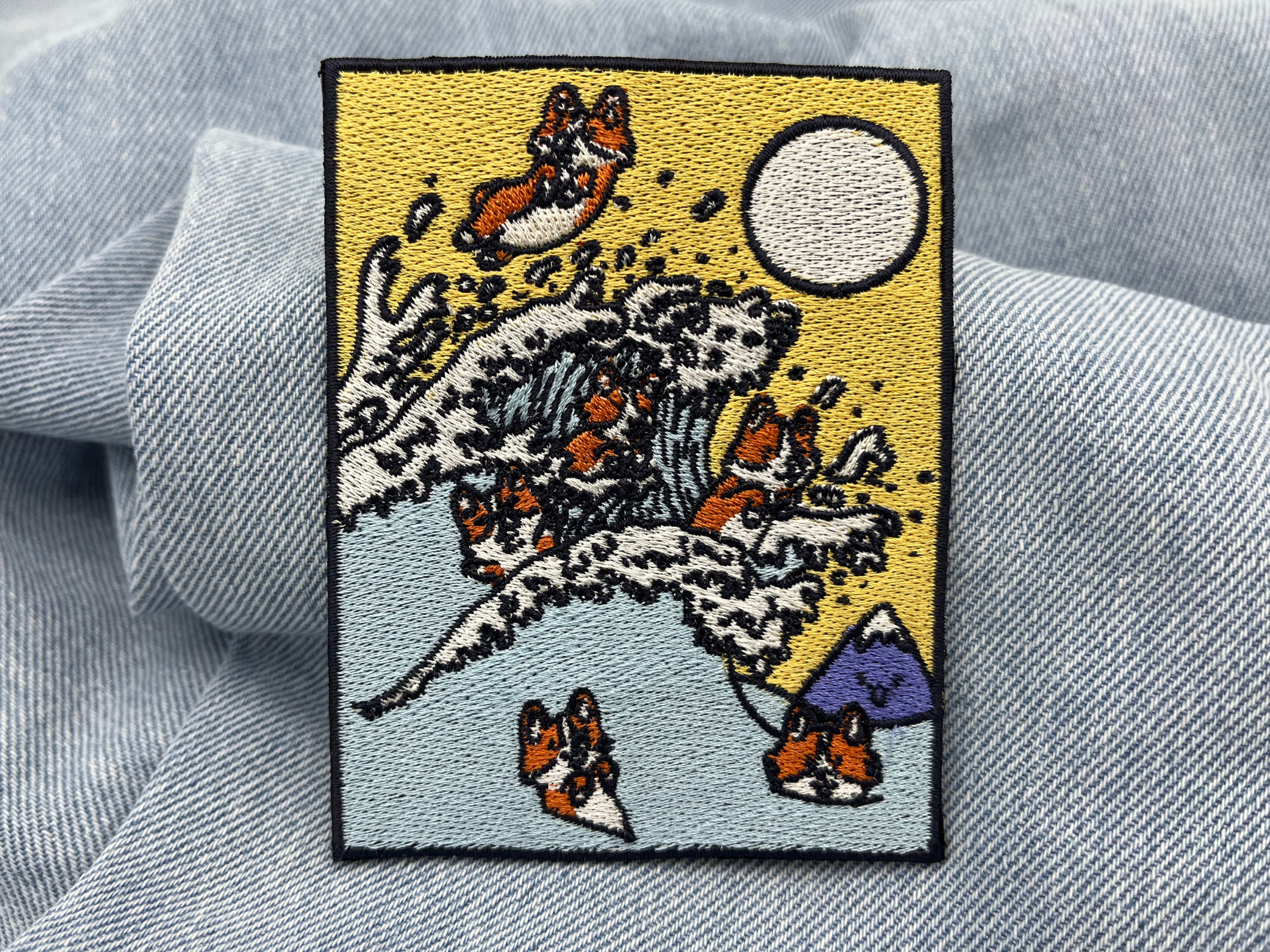 Welpen Welle Patch auf hellblauer Jeans