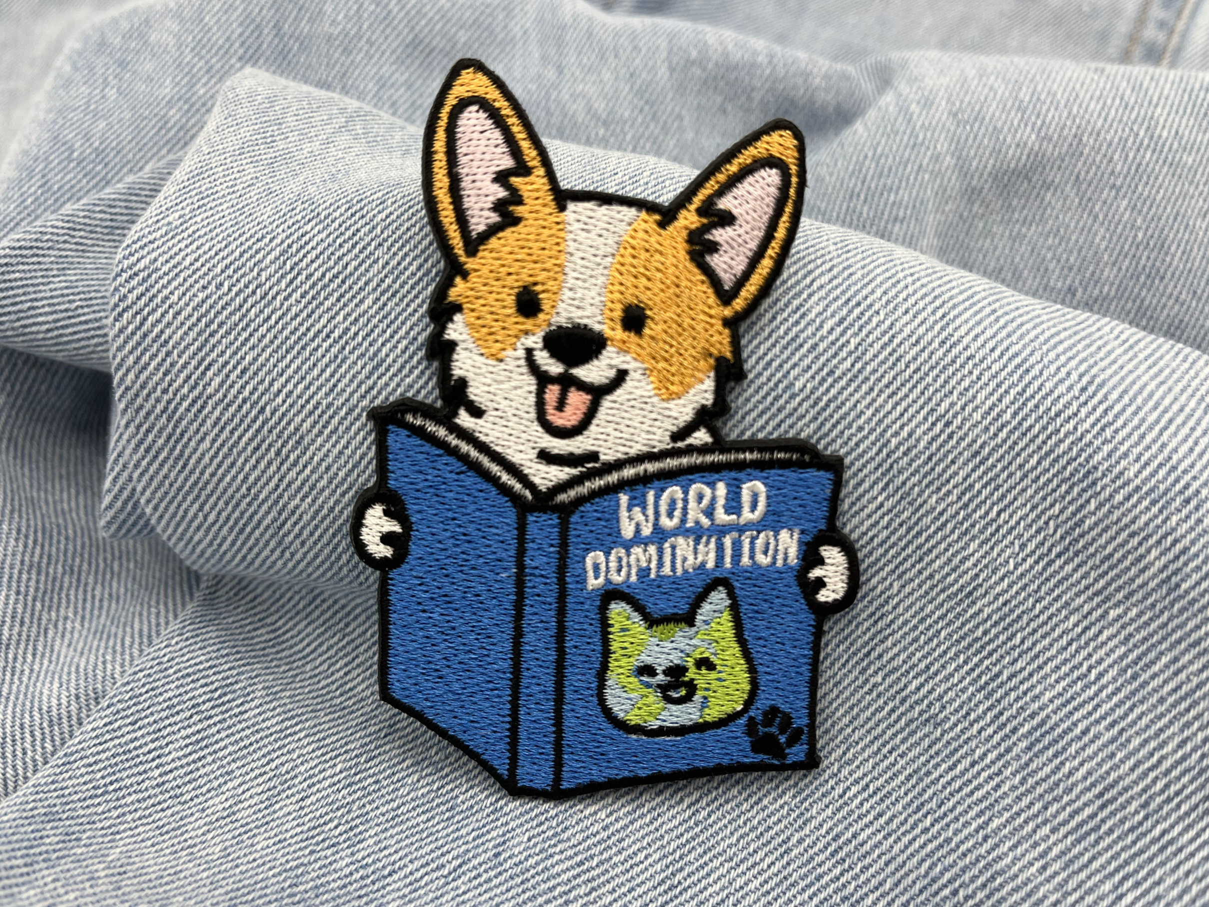 World Domination Hund Patch auf hellblauer Jeans
