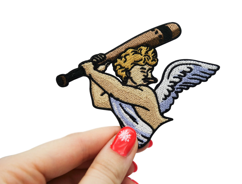 Frauenhand hält den Engel mit Baseballschläger Patch