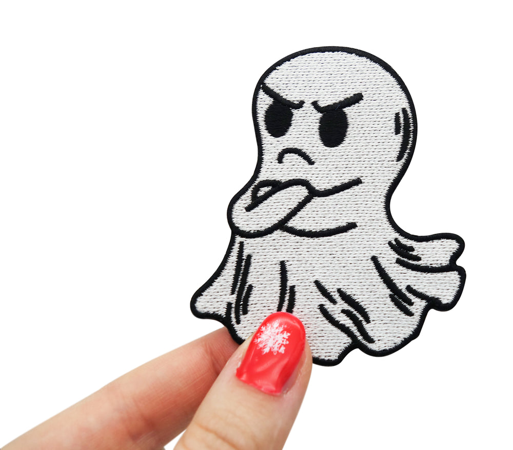 Frauenhand hält den Angry Ghost Patch 