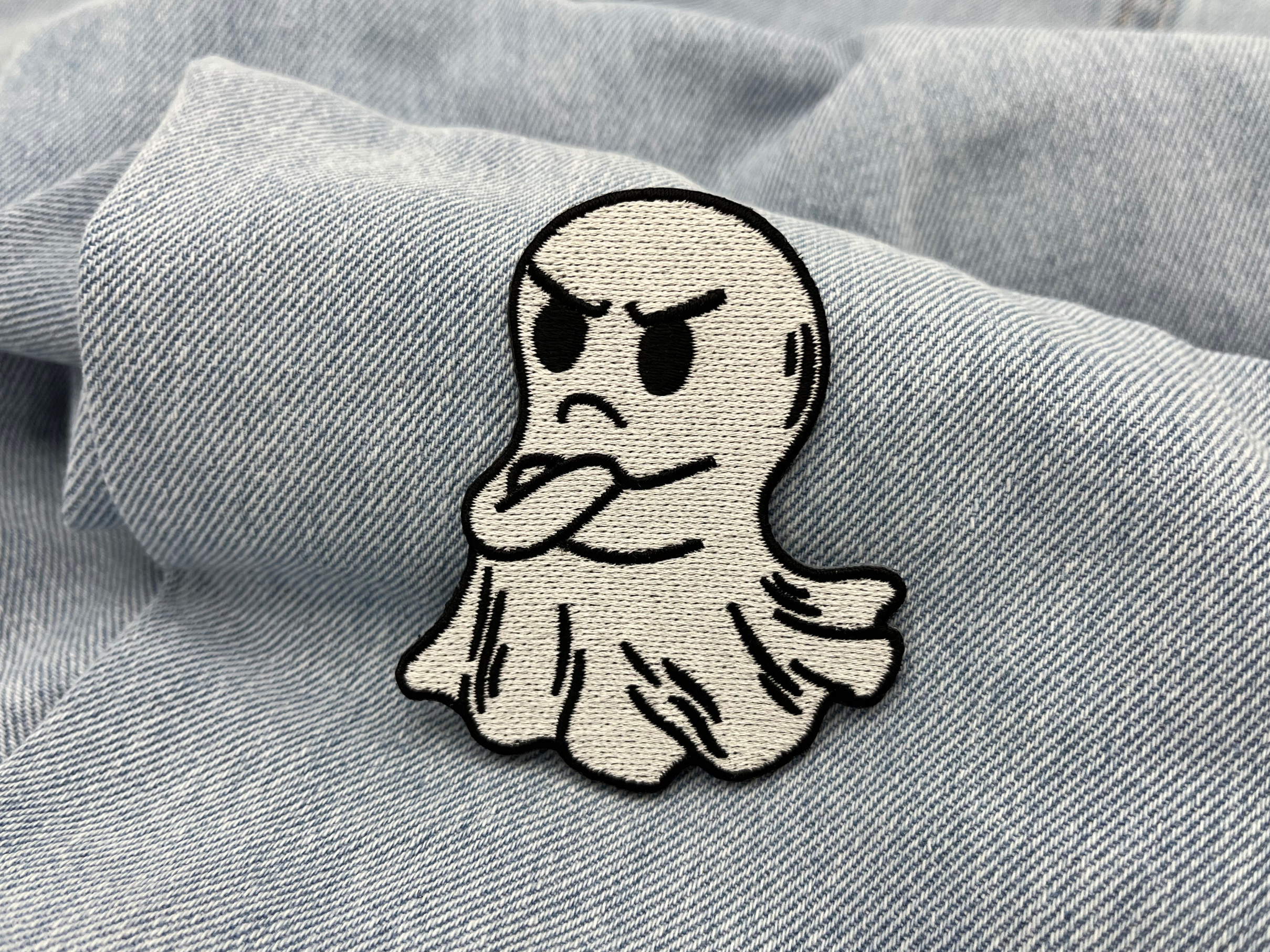 Angry Ghost Patch auf hellblauer Jeans