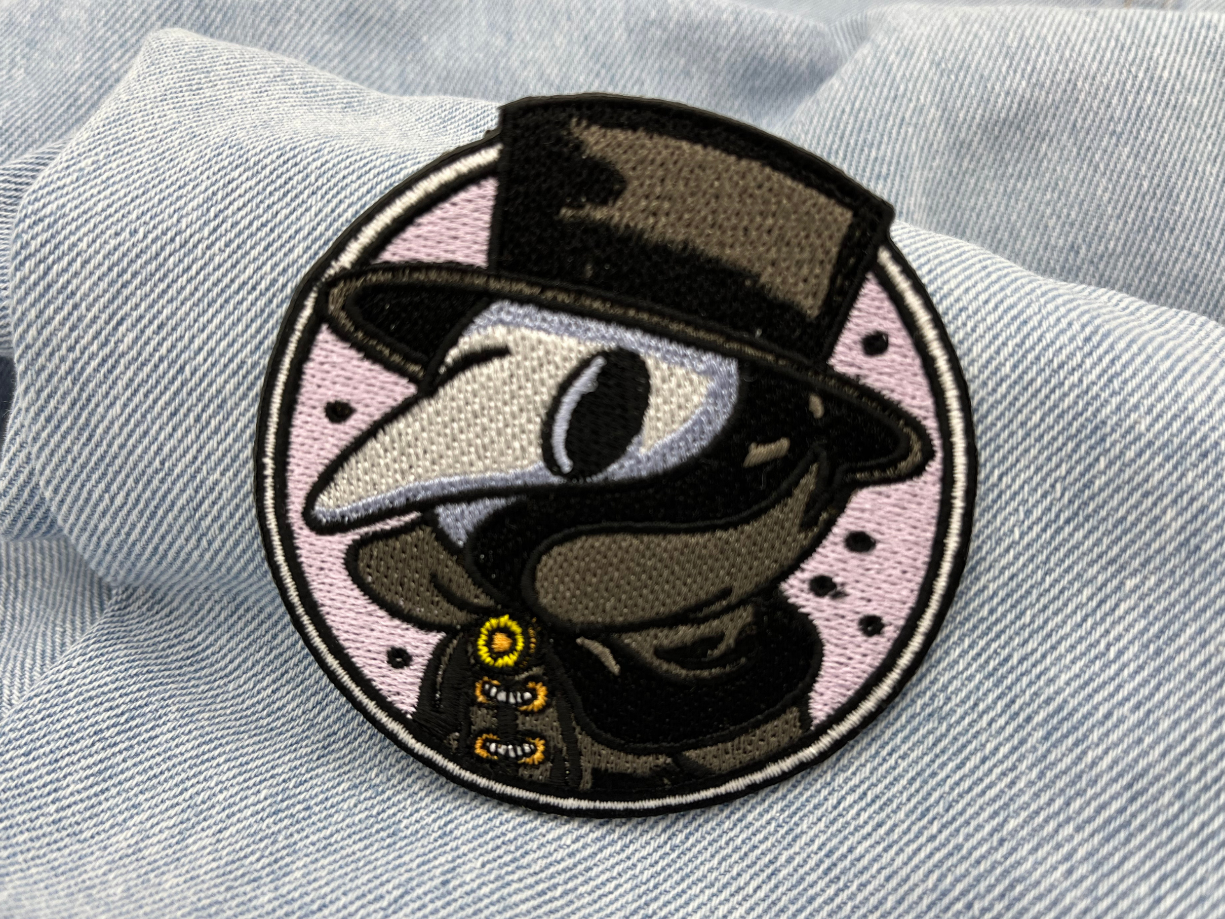 Pest Doktor Patch auf hellblauer Jeans