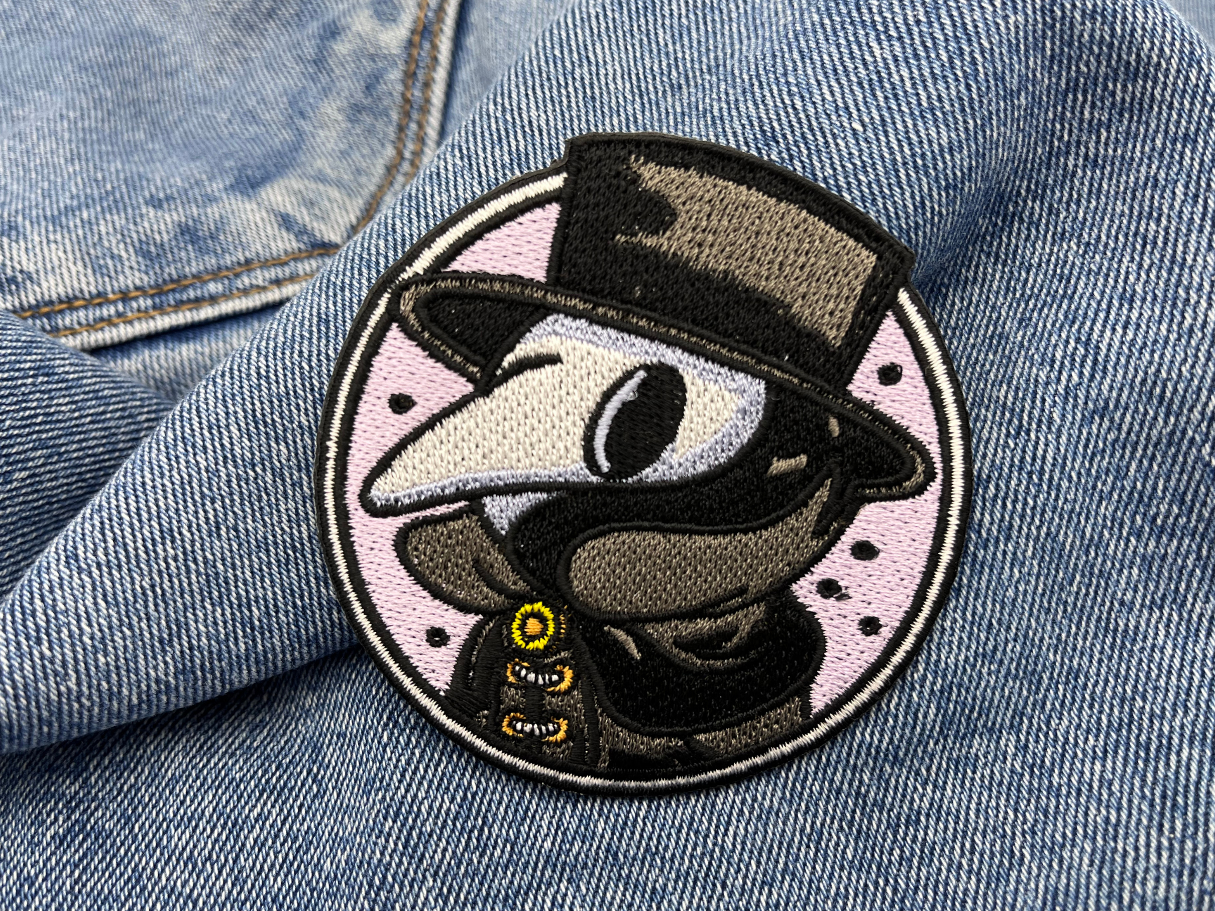 Pest Doktor Patch auf blauer Jeans
