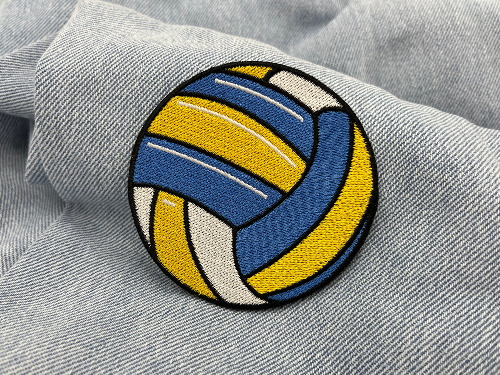 Volleyball Patch auf hellblauer Jeans