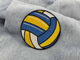 Volleyball Patch auf hellblauer Jeans
