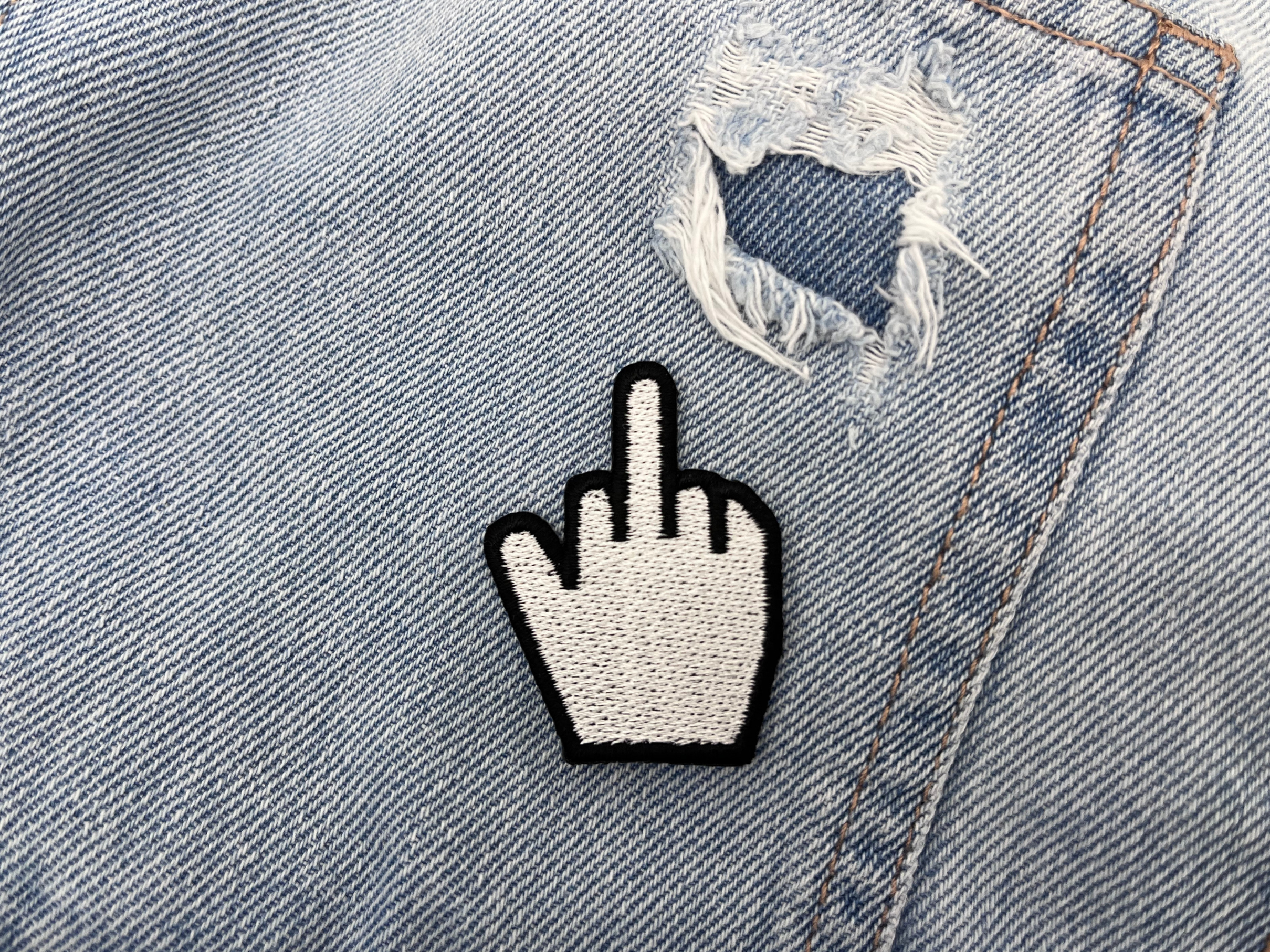 Mittelfinger Cursor Patch auf hellblauer Jeans