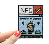Frauenhand hält den NPC Patch