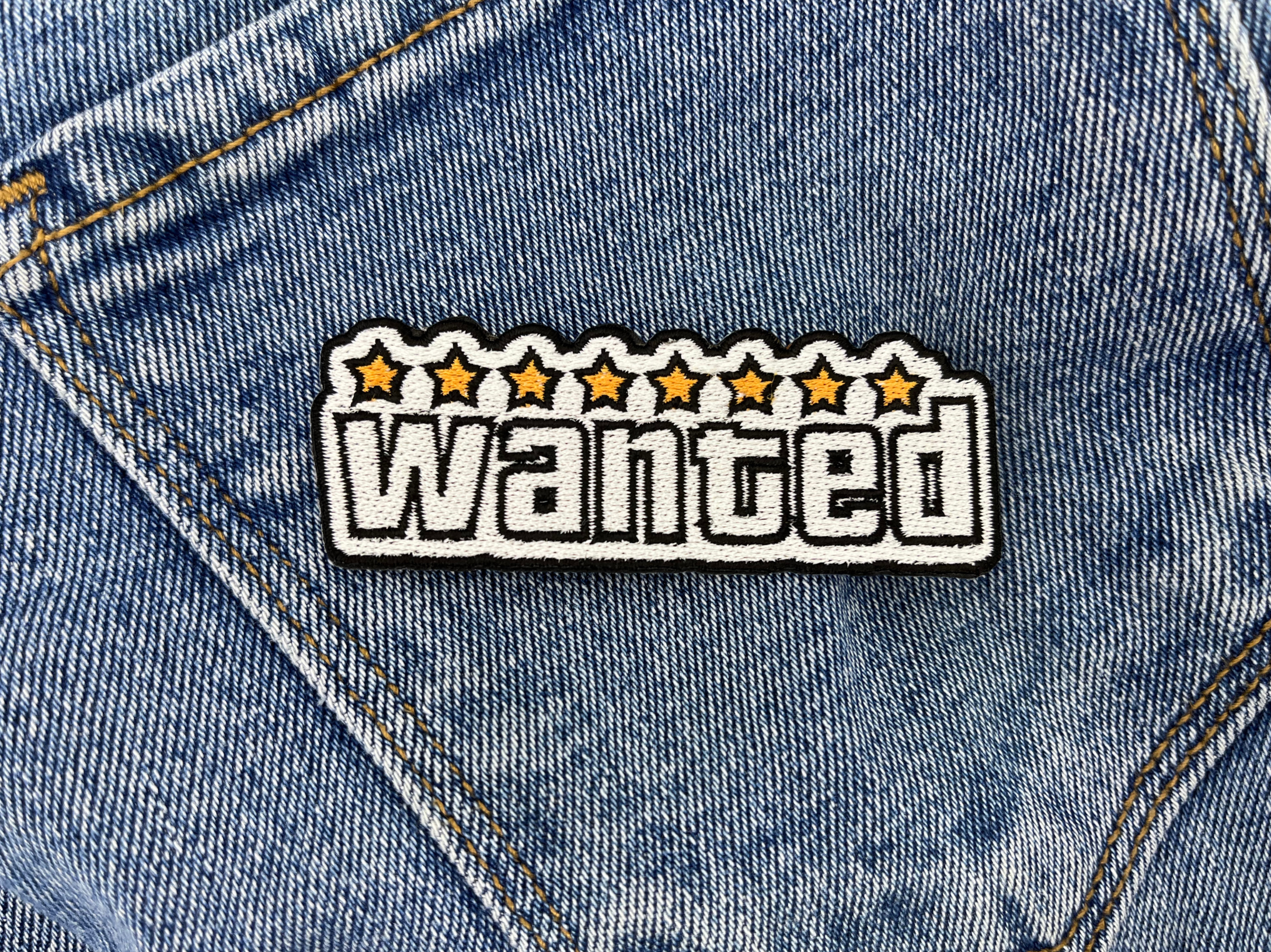 Wanted Patch auf blauer Jeans