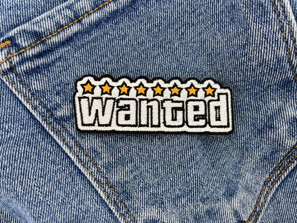 Wanted Patch auf blauer Jeans