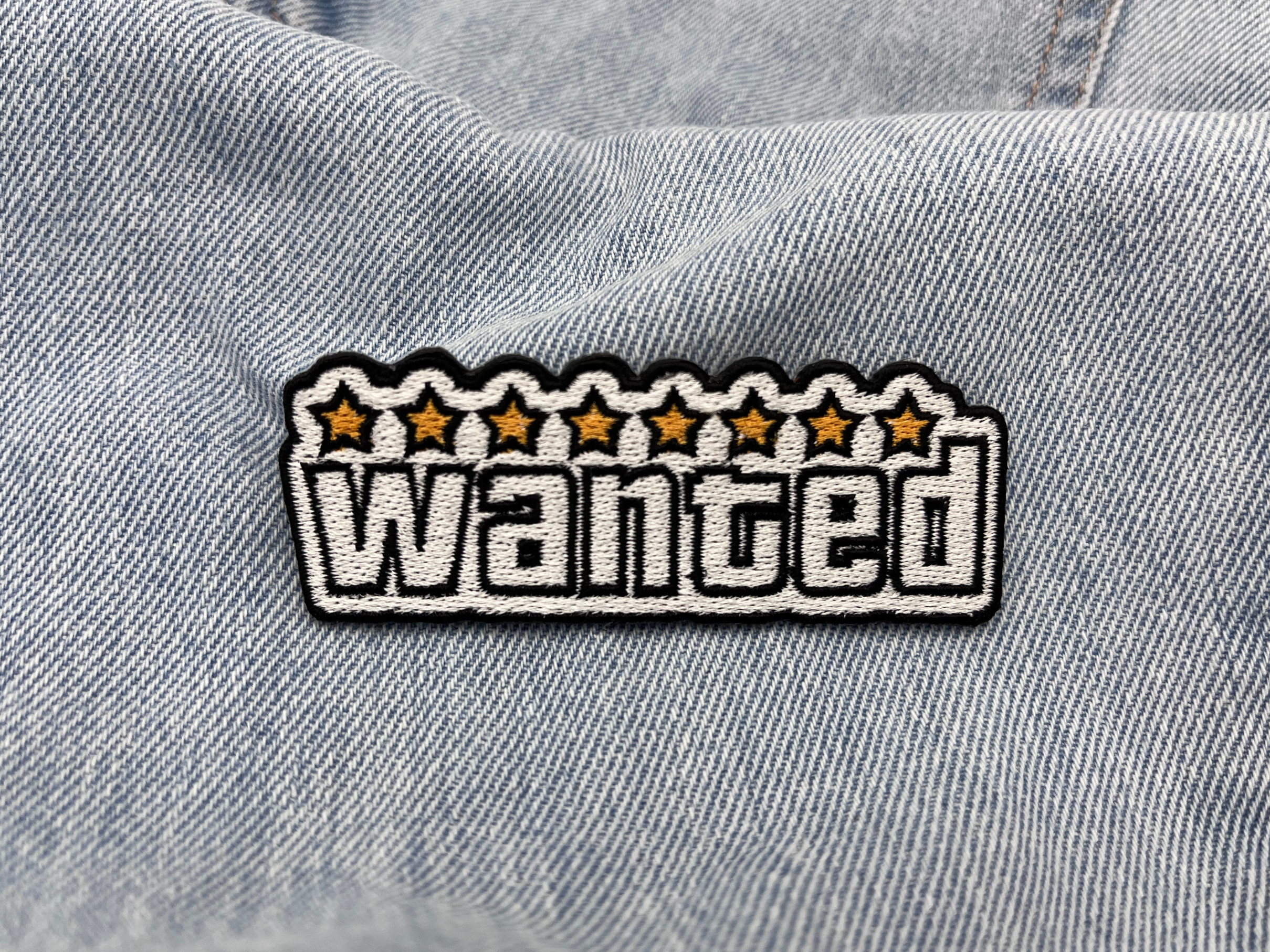 Wanted Patch auf hellblauer Jeans