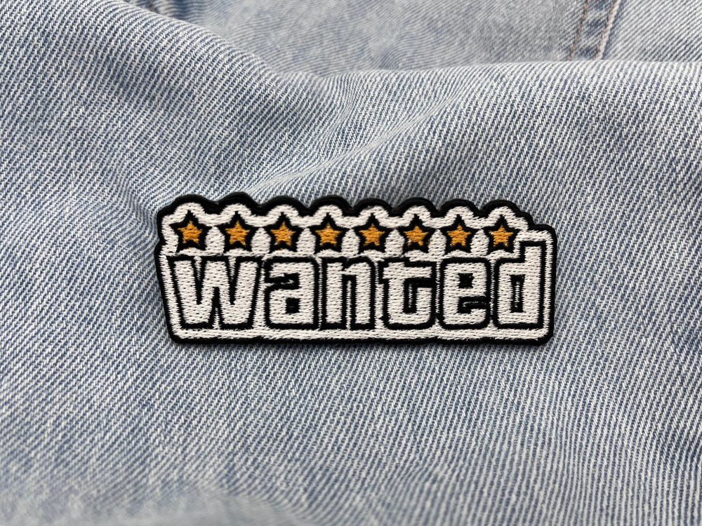 Wanted Patch auf hellblauer Jeans