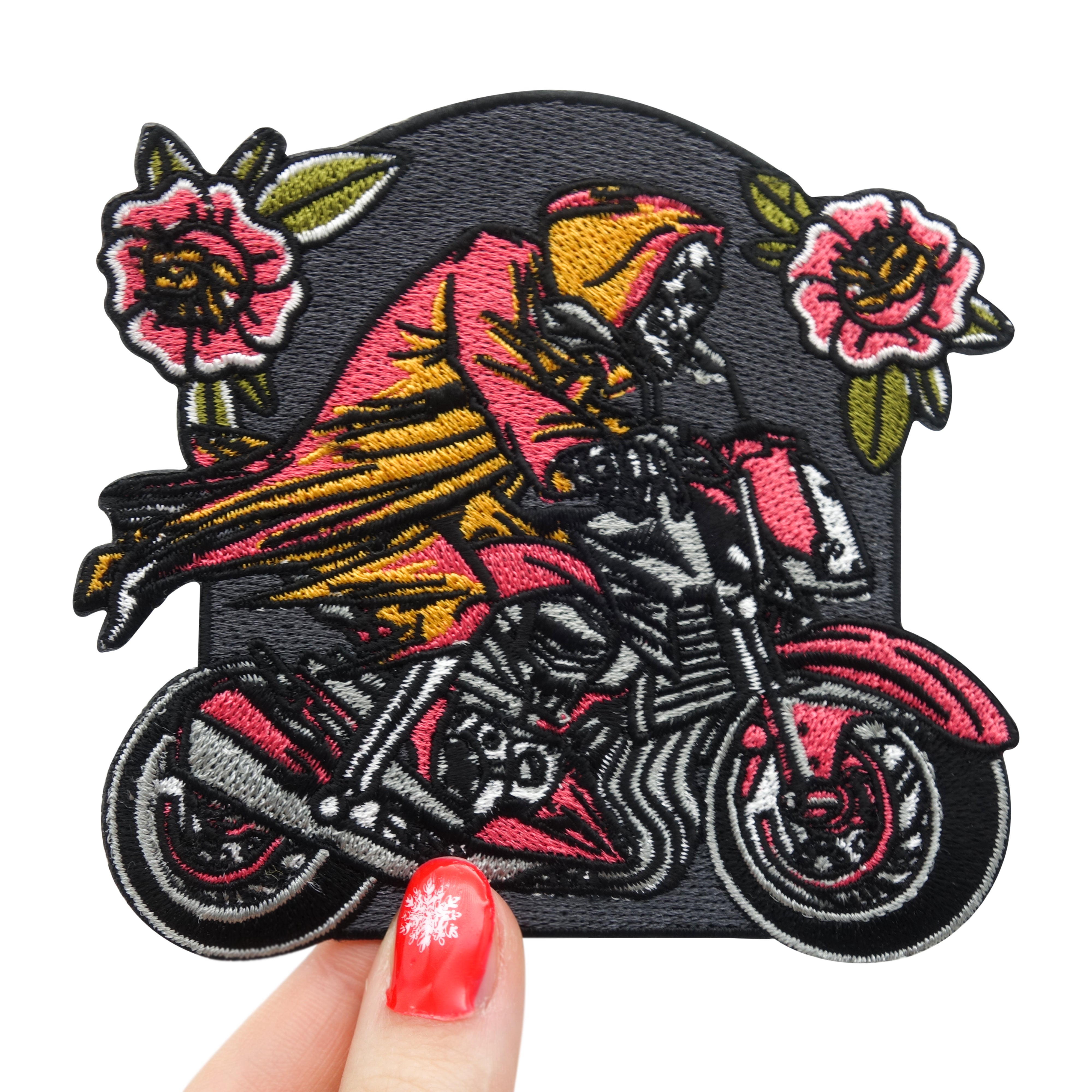 Frauenhand hält den Geister Biker Patch