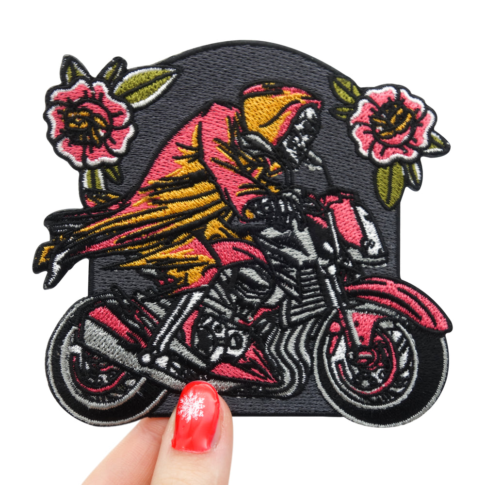 Frauenhand hält den Geister Biker Patch