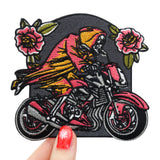 Frauenhand hält den Geister Biker Patch