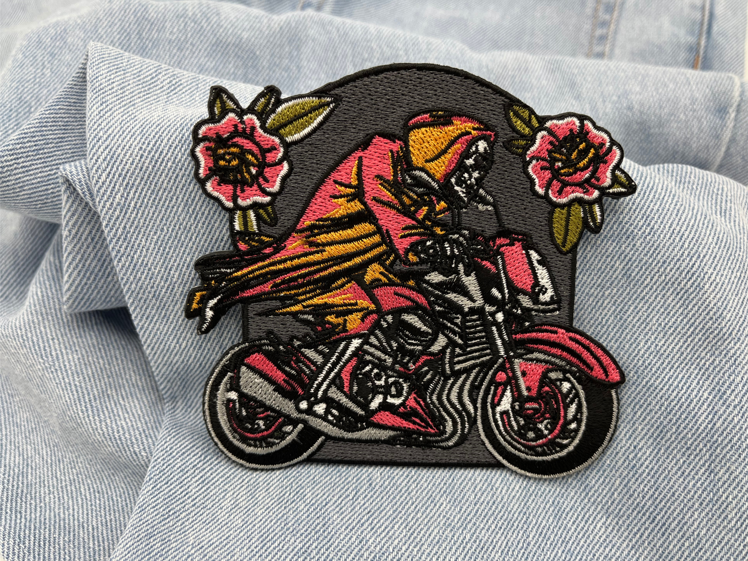 Geister Biker Patch auf hellblauer Jeans