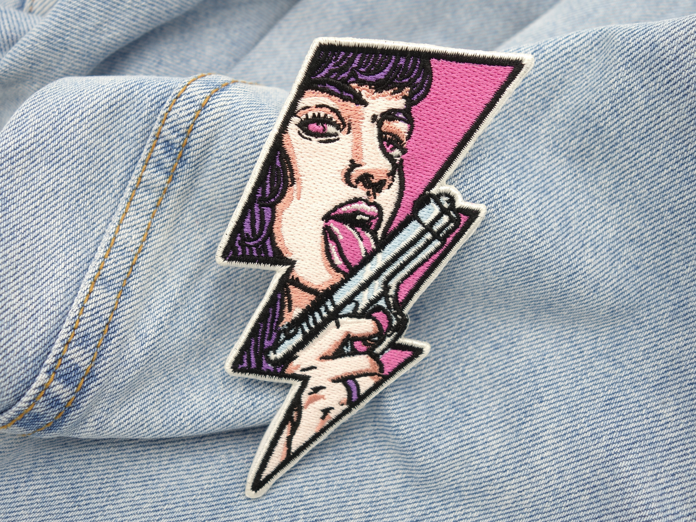 Pinker Blitz Patch auf hellblauer Jeans