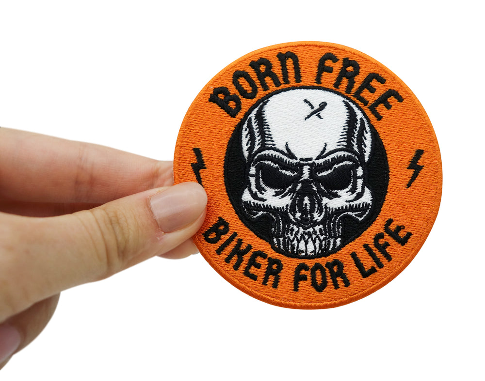 Frauenhand hält den Biker For Life Patch