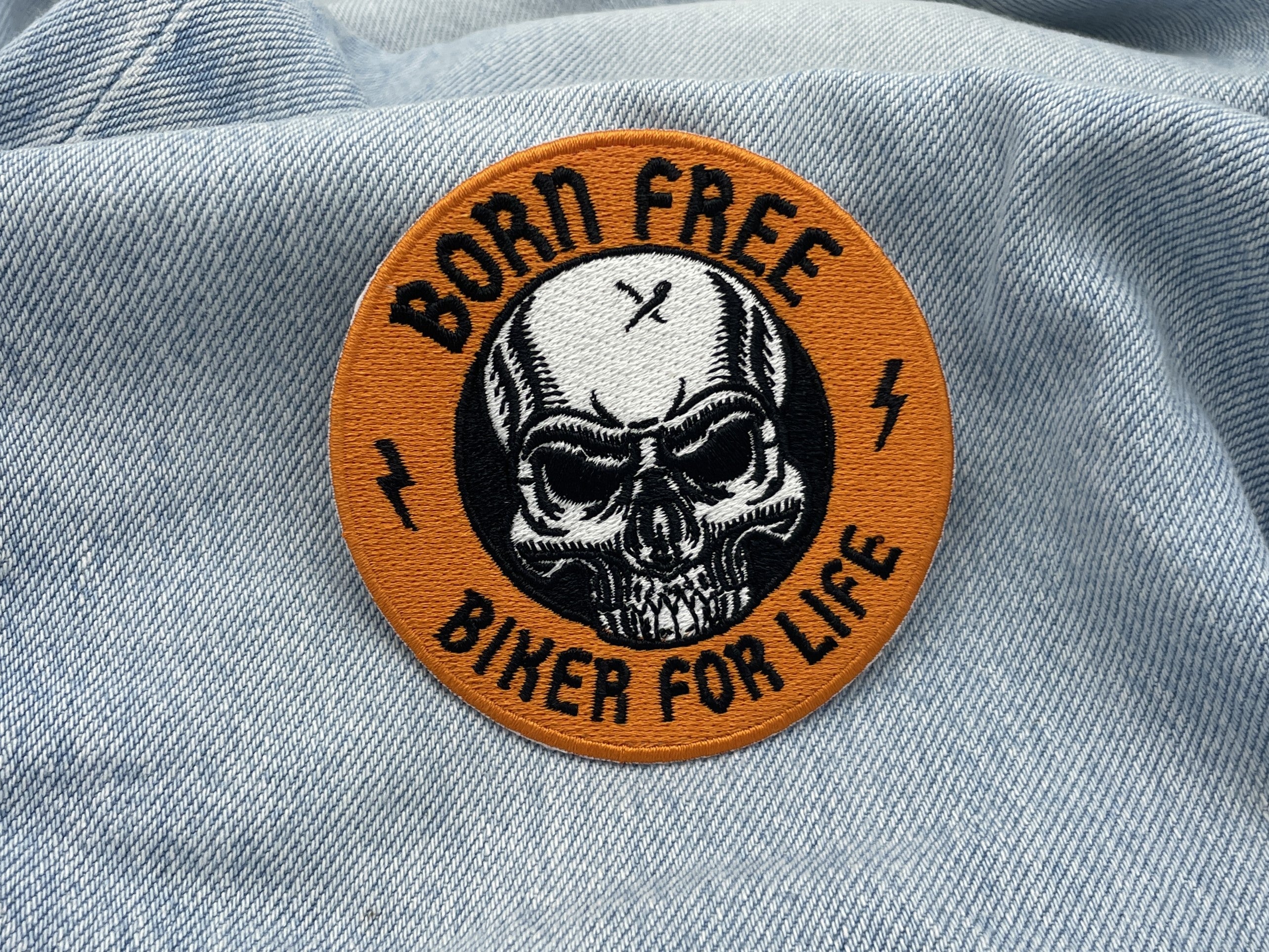Biker For Life Patch auf hellblauer Jeans