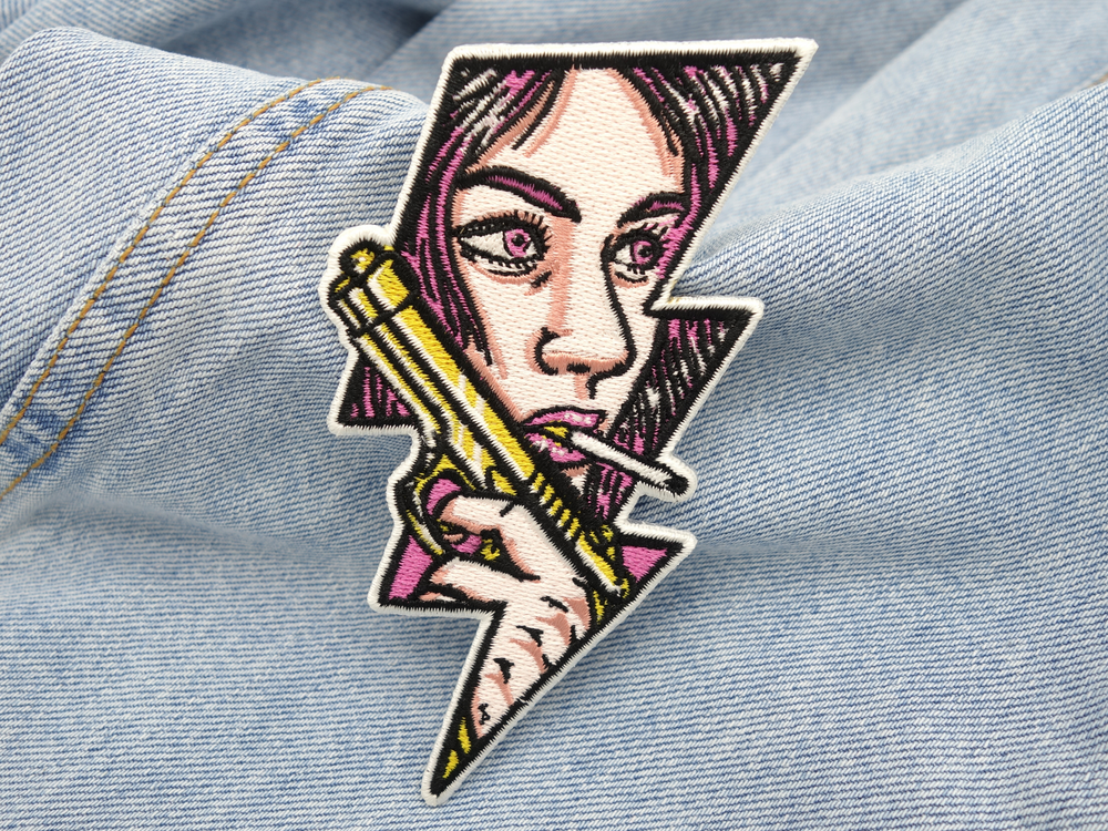 Frau mit Pistole und Zigarette Patch auf hellblauer Jeans